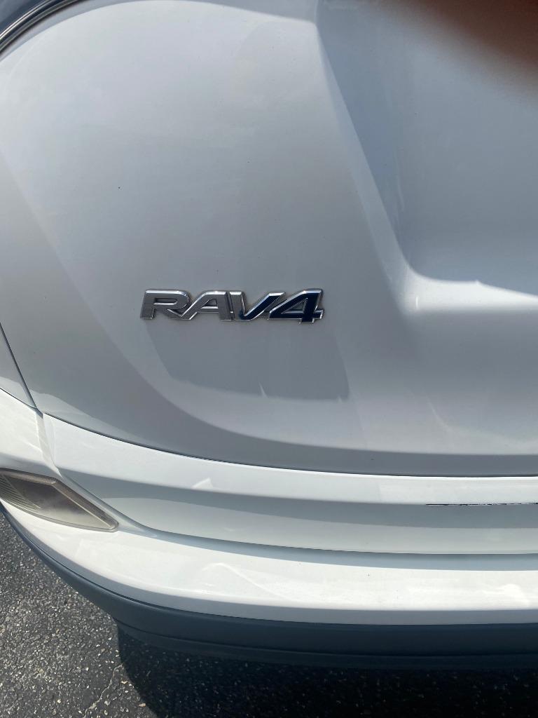 2017 Toyota RAV4 LE - Photo 8