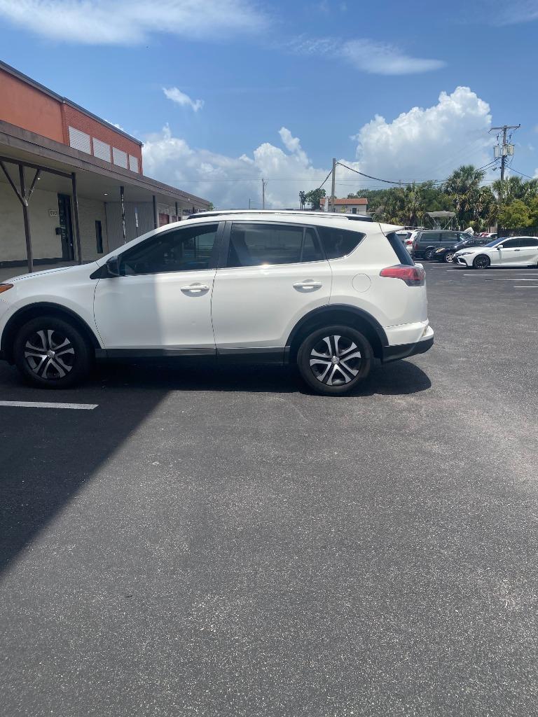 2017 Toyota RAV4 LE - Photo 7